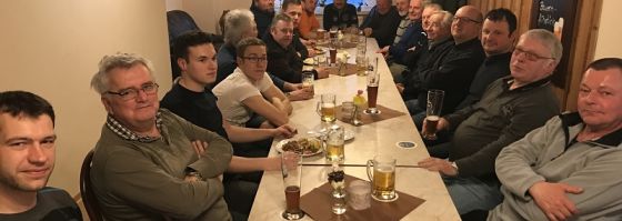 Kameradschaft beim Osterstammtisch erleben