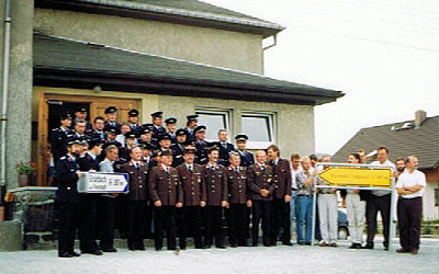 Kameraden der FF Grünbach /V. (blaue Uniform) und Kameraden der Partner-Feuerwehr aus Grünbach Oberösterreich (braune Uniform)